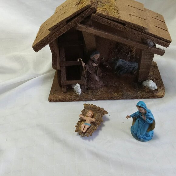 Vintage Christmas nativity scene made from barn wood with moss, approx 14 inches - Picture 5 of 7